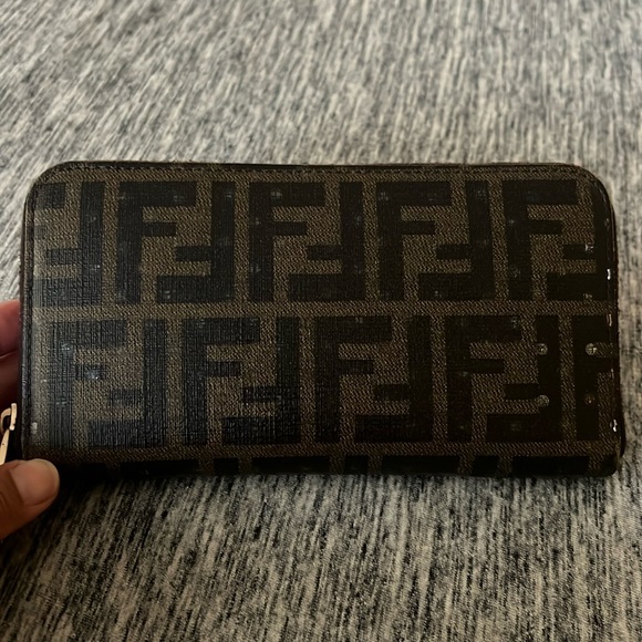 A 247 - 💯 % authentic FENDI zippy long wallet - Picture 1 of 17
